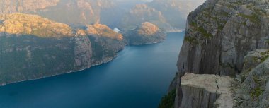 Norveç 'teki büyük uçurumun kenarında, Uçurumdan önceki uçurumlar