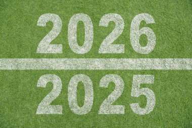 Yeni yıl 2026, başarının başlangıcı. Metin 2026 futbol sahasında ve erkek koşucu yeni yıla hazırlanıyor. Meydan okuma kavramı veya kariyer yolu ve değişim.