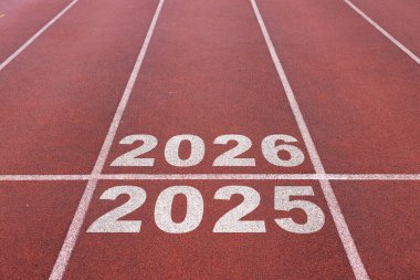 Yeni yılın başlangıcı. Koşu yolunda 2025, 2026, 2027 yılındaki değişiklikler. Yeni yılda başlayan yeni fikirlerin kavramı, KPI 'nin hayatta başarı hedeflerini belirlemenin yanı sıra planlama.