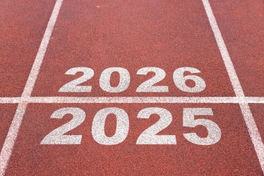 Yeni yılın başlangıcı. Koşu yolunda 2025, 2026, 2027 yılındaki değişiklikler. Yeni yılda başlayan yeni fikirlerin kavramı, KPI 'nin hayatta başarı hedeflerini belirlemenin yanı sıra planlama.