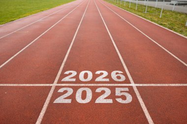 Yeni yılın başlangıcı. Koşu yolunda 2025, 2026, 2027 yılındaki değişiklikler. Yeni yılda başlayan yeni fikirlerin kavramı, KPI 'nin hayatta başarı hedeflerini belirlemenin yanı sıra planlama.