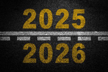 2025-2026 yılları arasında ufka giden boş bir asfalt yolda. 2026 Yeni Yıl Yeni Yıl Görüşü. Yeni yıl 2026 başlıyor..