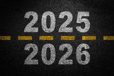 2025-2026 yılları arasında ufka giden boş bir asfalt yolda. 2026 Yeni Yıl Yeni Yıl Görüşü. Yeni yıl 2026 başlıyor..