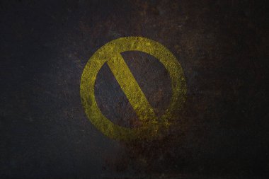 Eski paslı yol tabelası beyaz arka planda izole edilmiş. Beyaz arkaplanda 