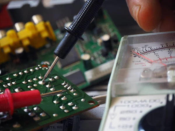 Reparação Dispositivos Eletrônicos Solução Problemas Com Ohmímetro Analógico Fundo Indústria — Fotografia de Stock