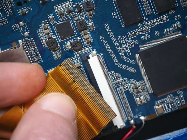 Elektroniskt Kretskort Med Mikrochips Tekniker Installerar Flexibel Platt Kabel Uttaget — Stockfoto