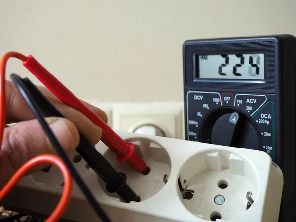 Saída Elétrica Com Multímetro Medição Tensão Redes Elétricas — Fotografia de Stock
