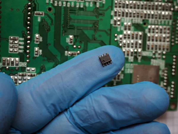 Ręka Rękawicy Trzymająca Mikroprocesor Płytce Obwodu Drukowanego — Zdjęcie stockowe