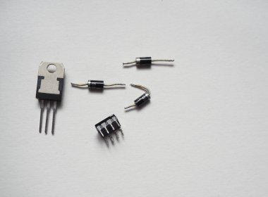 Elektronik bileşenler. Gri bankta yarı iletken ürünler.      