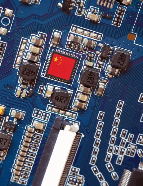 Üzerinde Çin bayrağı desenli işlemci olan elektronik devre kartı. Yarı iletken endüstrisi. Küresel mikro çip kıtlığı.   