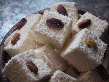 Antep fıstığı ve hindistan cevizi kaplamalı geleneksel Türk lokumu.        