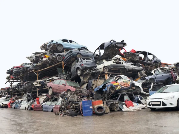 Geri dönüşüm merkezine hurda araçlar yığıldı.