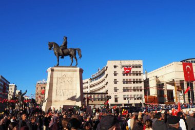 Türk halkı Ankara 'daki Atatrk heykeli önünde Ulusal Bayramını kutluyor