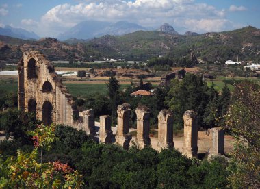 Türkiye 'nin Antalya kentindeki Aspendos Antik Kenti' nin su kemeri kalıntıları
