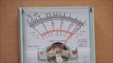  Analog çoklu ölçeği. Voltmetreyle elektrik değerini ölçüyorum. Elektriksel ölçüm aleti..