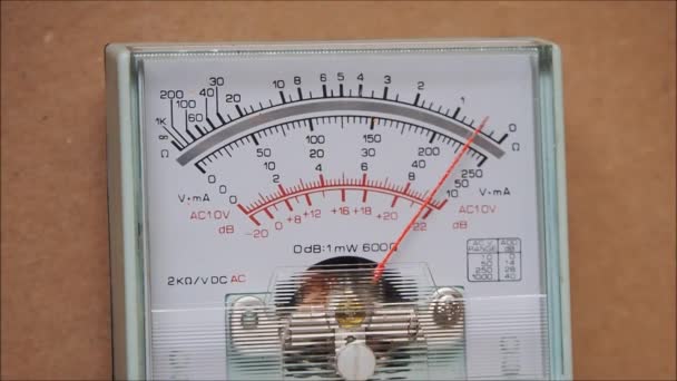 Αναλογική Κλίμακα Πολύμετρου Μέτρηση Ηλεκτρικής Αξίας Βολτόμετρο — Αρχείο Βίντεο
