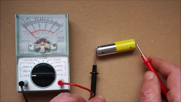 Batterij Testen Met Een Analoge Voltmeter Gericht Wijzerplaat — Stockvideo