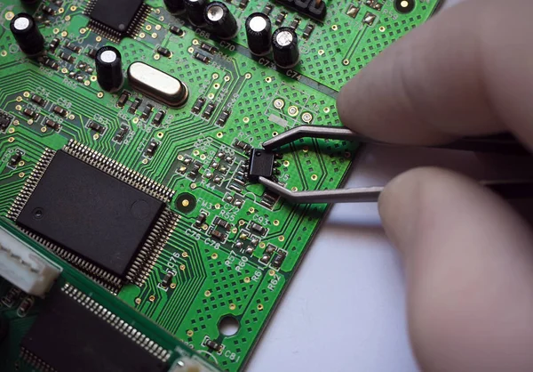 Superfície Montagem Chip Removido Cartão Eletrônico Indústria Semicondutores Fundo Micro — Fotografia de Stock