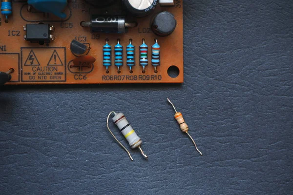 Eksen direnicileri masada izole edildi. Elektronik devre kartındaki direnişçiler. 