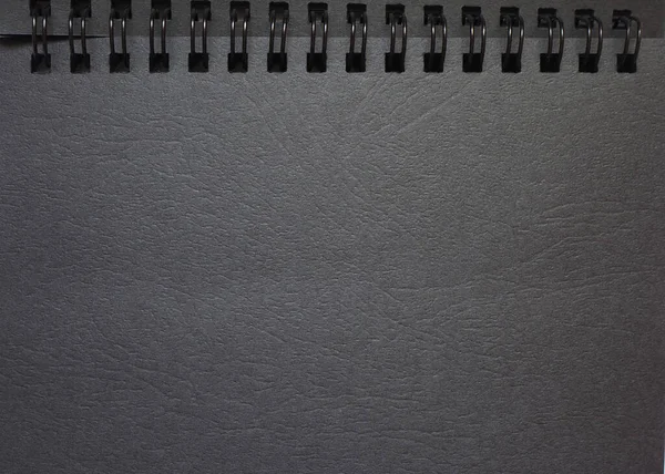 螺旋状の空白の黒いページ 黒革の質感の背景 — ストック写真