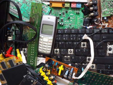 Atılmış elektrikli ya da elektronik cihazlar. Elektronik atık. E-atık kavramı.