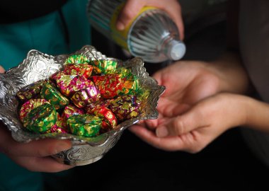 Türk geleneksel İslami festival kültürü. Konuklara ya da ziyaretçilere çikolata, şeker ve parfüm servisi. Kurban Bayramı ya da Fitr geçmişi. (eker Bayram Ramazan Bayram) kaseye odaklanmış.