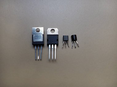 Transistör tipler. Metal arkaplanda yarı iletken bileşenler.