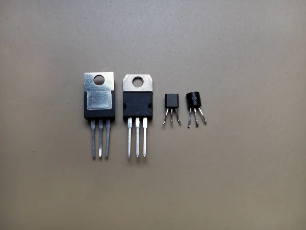 Typy Tranzistorů Polovodičové Součástky Kovovém Pozadí — Stock fotografie