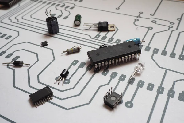 Baskılı devre kartı deseninde elektronik bileşenler. Entegre devre (IC) üzerine odaklanıldı).