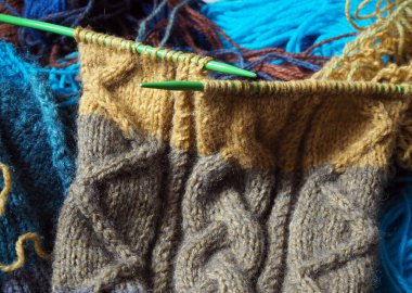 Örgü iğneleri ve yün örme kazak.     