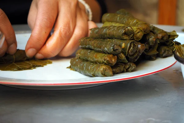 Geleneksel Türk Yemekleri Yaprak Sarma Doldurulmuş Üzüm Yaprakları Pişmeye Hazır — Stok fotoğraf