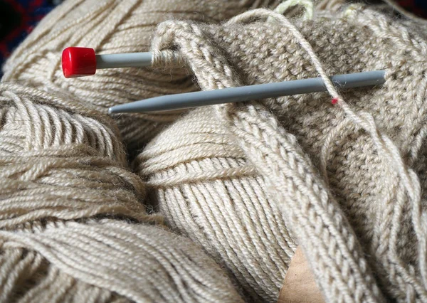編む針による羊毛のボール — ストック写真