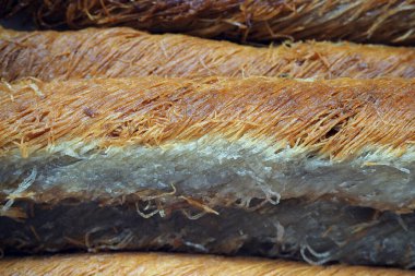 Türk Çarpık Baklava 'sı. (Burma Kadayif). Parçalanmış pasta, fındık ve şurupla yapılan geleneksel hamur işleri..