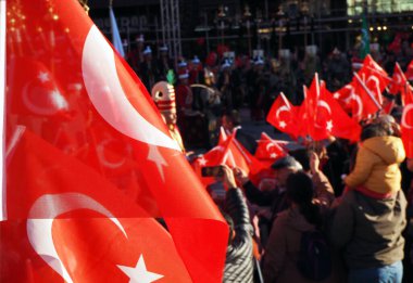 Ulus, Ankara Türkiye - 29 Ekim 2022: Milli bayrağıyla milli gün kutlamalarında insanlar.