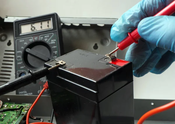 Manutenção Acumulador Para Ups Teste Bateria Completo Com Voltmeter — Fotografia de Stock