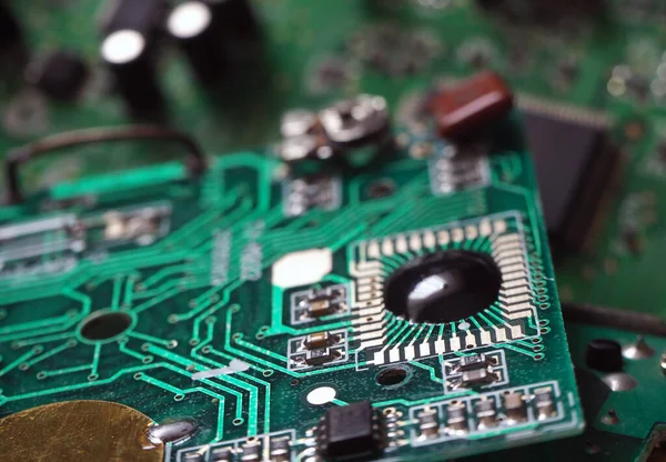 Chip gemide (Başçavuş). Elektronik devrede siyah leke. Tümleşik Devre.