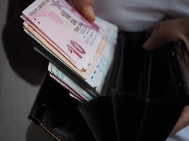 Türkiye 'nin parası fermuarlı kara para cüzdanından alınır veya eklenir.