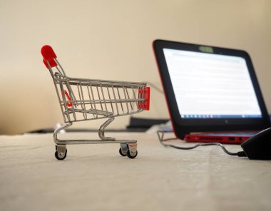 Boş alışveriş arabası boş ekran bilgisayara giriyor. Araba internet mağazasına girdi. Perakende veya e-ticaret.  