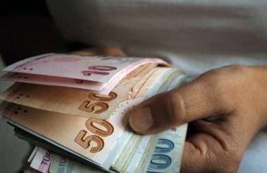 Türk banknotlarını sayıyorum. Türk lirası. Türk para birimine sahip kişi.      