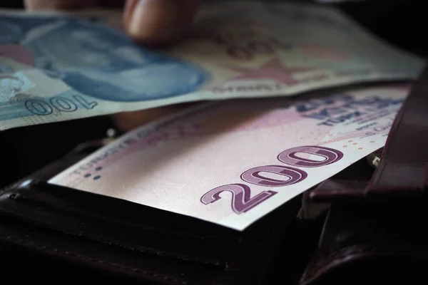 200 Türk lirası. En değerli Türk parası. 200 TL kağıt paraya odaklanmış.. 