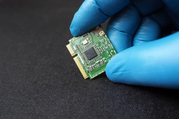 Elinde küçük bir PCIE kartı var.