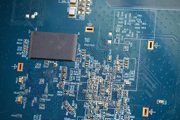 Kretskort Bakgrund Blå Digital Krets Med Mikrochip Utanpåliggande Elektroniska Komponenter — Stockfoto