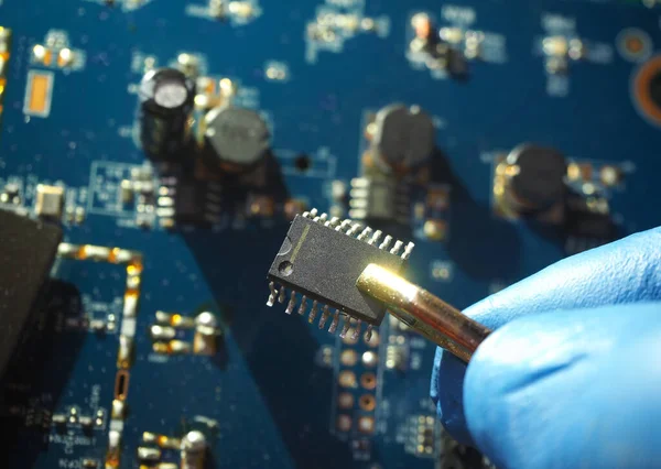 Technicien Électronique Assemble Puce Sur Carte Circuit Imprimé — Photo