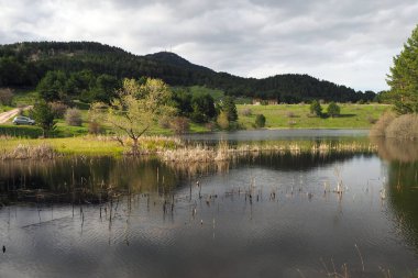 Karagol 'un Kizilcahamam ilçesindeki volkanik göl. Gün batımında göl. İnanılmaz göl manzarası.