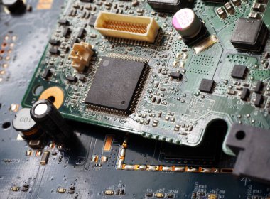 Elektronik devre kartı ve işlemci. Mikroçip. Yarı iletken çiple çalışan yüksek teknoloji cihazlar.. 