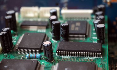 Çip elektronik devre. Yarı iletkenler, gelişmiş ambalaj ve karmaşık entegre sistemler üretimi veya kullanımı.