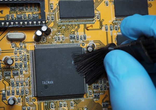 Manutenção Placas Circuito Eletrônico Chip Dispositivos Digitais Com Componentes Semicondutores — Fotografia de Stock