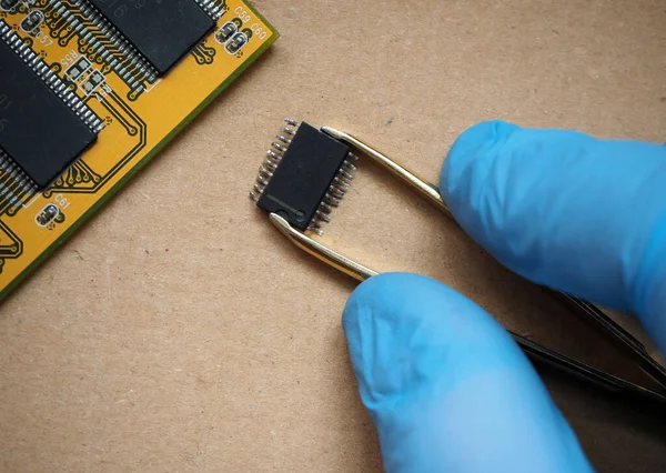 Chips Semicondutores Indústria Eletrônica Fechar Uma Mão Segurando Microchip — Fotografia de Stock