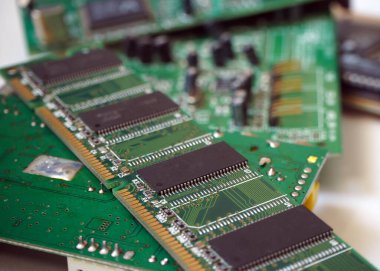Üzerinde bilgisayar hafıza kartı ve çip var. Tüketici elektroniğinde yarı iletken teknoloji. 
