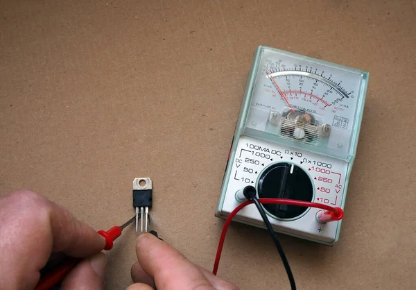 Eletricista Testando Transistor Com Multímetro Analógico Avo Meter — Fotografia de Stock